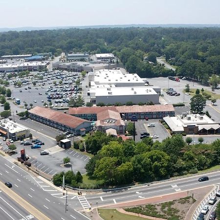 Howard Johnson By Wyndham Columbus Fort Moore Eksteriør billede