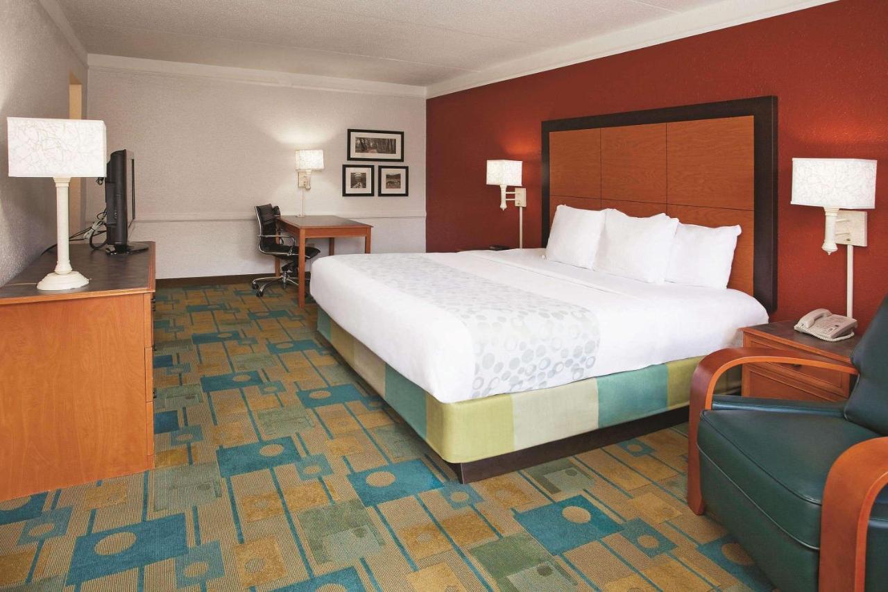 Howard Johnson By Wyndham Columbus Fort Moore Eksteriør billede