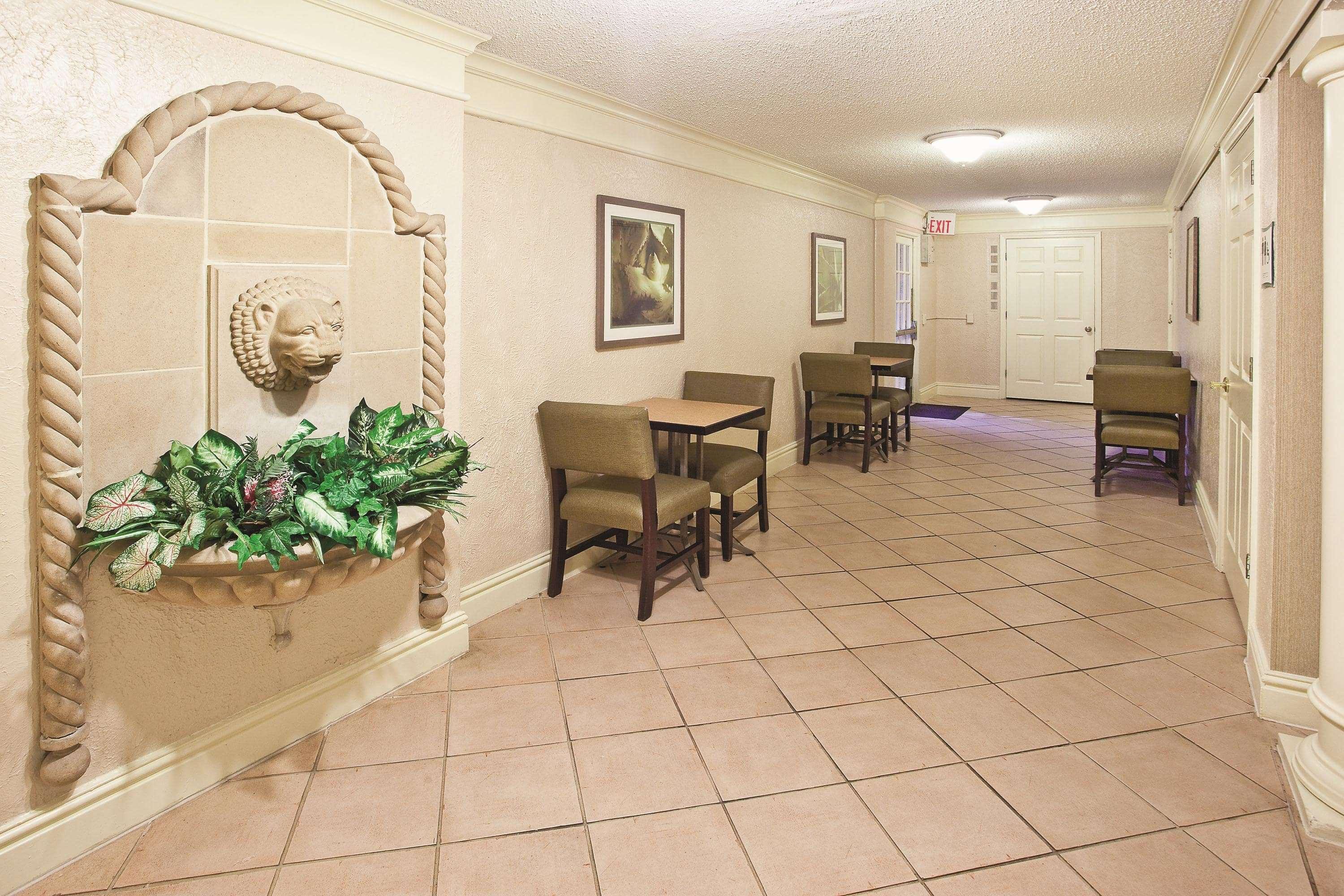 Howard Johnson By Wyndham Columbus Fort Moore Eksteriør billede