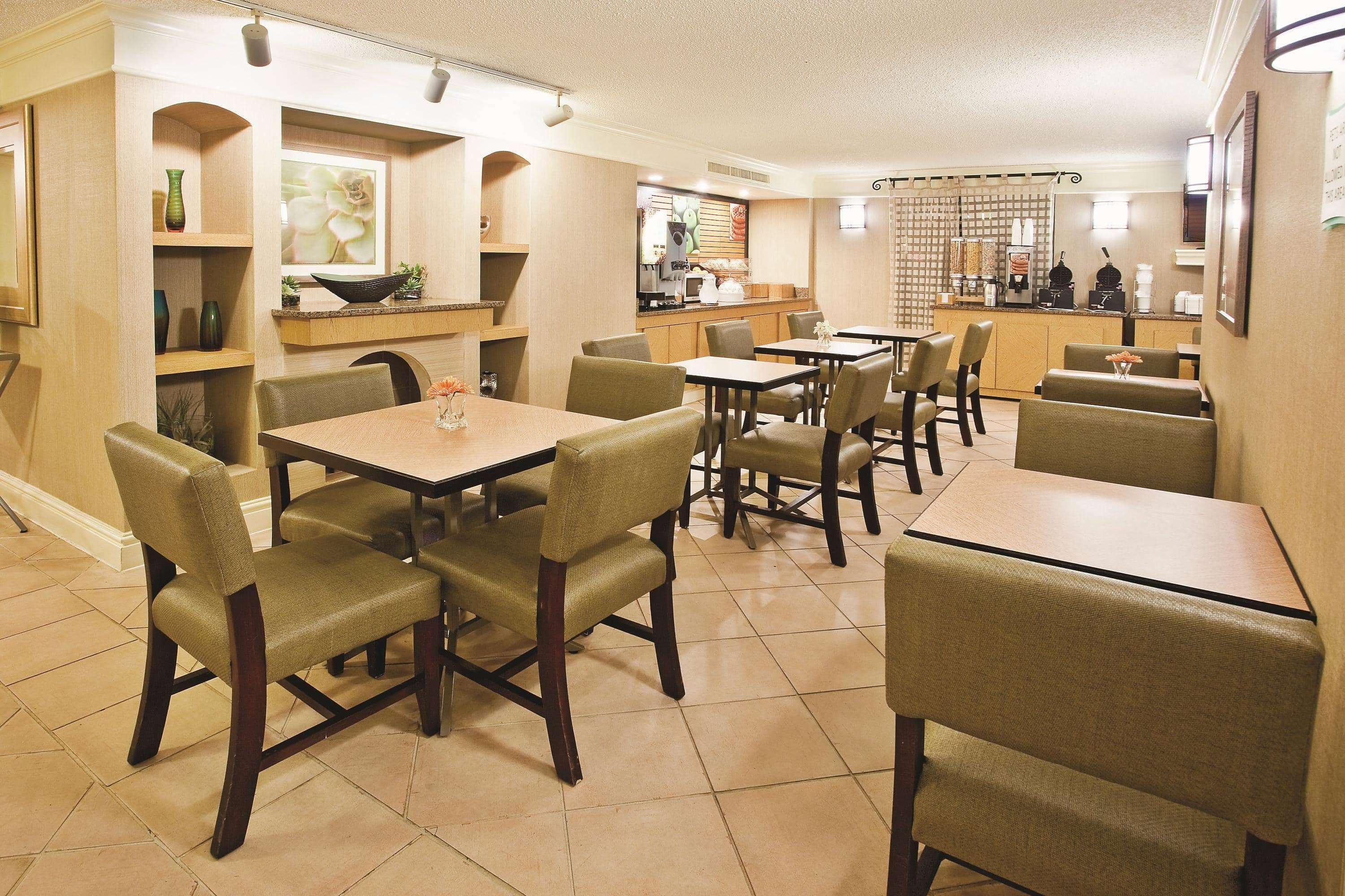 Howard Johnson By Wyndham Columbus Fort Moore Eksteriør billede