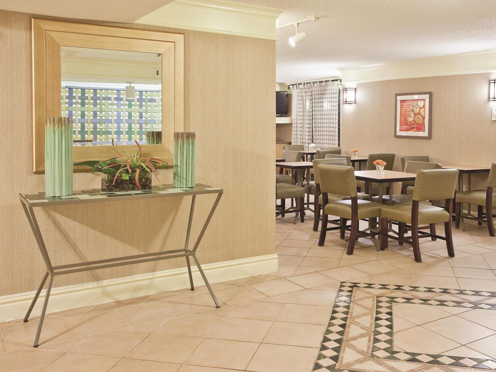 Howard Johnson By Wyndham Columbus Fort Moore Eksteriør billede