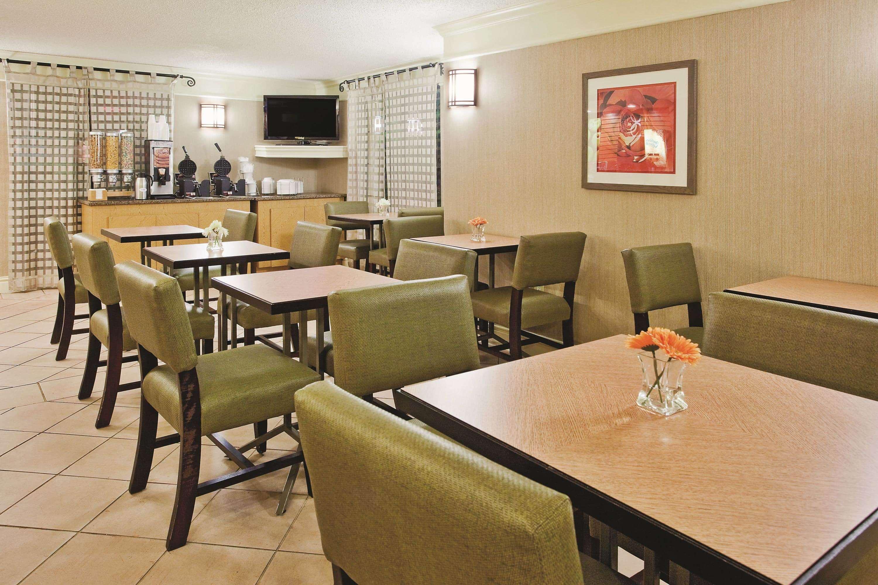 Howard Johnson By Wyndham Columbus Fort Moore Eksteriør billede